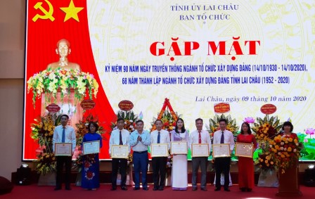 Đ/c Giàng A Tính - UVBTV Tỉnh ủy, Phó Chủ tịch UBND tỉnh trao Bằng khen của Chủ tịch UBND tỉnh cho các cá nhân