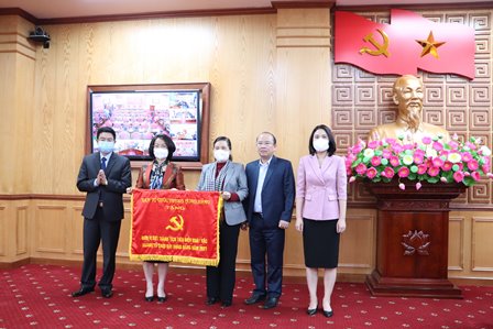 Thừa ủy quyền của Trưởng Ban Tổ chức Trung ương, đồng chí Giàng Páo Mỷ - Ủy viên Trung ương Đảng, Bí thư Tỉnh ủy trao Cờ thi đua Ngành tổ chức xây dựng Đảng năm 2021 cho Ban Tổ chức Tỉnh ủy