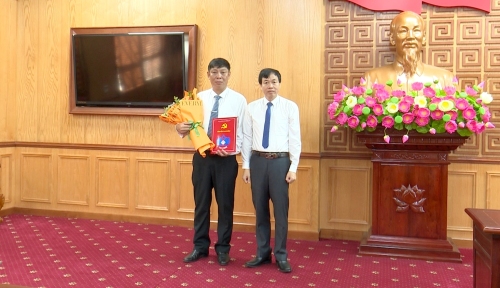 Đồng chí Lê Văn Lương – Phó Bí thư Thường trực Tỉnh ủy trao quyết định của Ban Thường vụ Tỉnh ủy cho đồng chí Hoàng Hữu An
