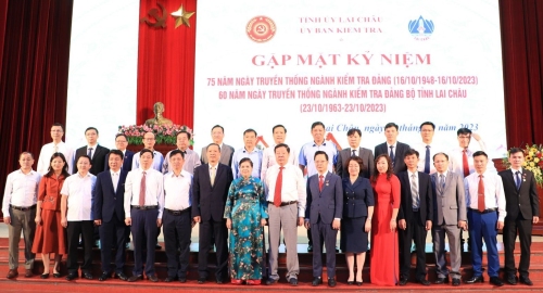 Các đại biểu chụp ảnh lưu niệm tại buổi Gặp mặt