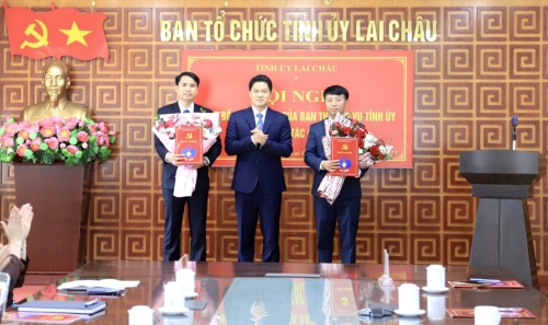Đồng chí Vũ Mạnh Hà - Uỷ viên dự khuyết Ban Chấp hành Trung ương Đảng, Phó Bí thư Thường trực Tỉnh uỷ trao quyết định và tặng hoa chúc mừng 2 đồng chí được điều động, bổ nhiệm