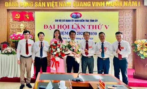 Sùng A Hồ - Ủy viên Ban Thường vụ Tỉnh ủy, Chủ tịch Ủy ban MTTQ tỉnh, Phó Bí thư Thường trực Đảng ủy các cơ quan Đảng tỉnh; Nguyễn Ngọc Vinh - Ủy viên Ban Thường vụ Tỉnh ủy, Chủ nhiệm UBKT Tỉnh ủy tặng hoa chúc mừng Chi ủy Chi bộ khóa mới