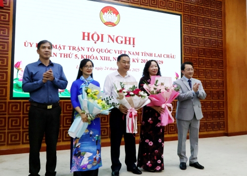 Đồng chí Sùng A Hồ - Phó Bí thư Thường trực Tỉnh ủy, Chủ tịch Ủy ban MTTQ Việt Nam tỉnh tặng hoa chúc mừng các đồng chí được hiệp thương nhất trí bổ sung lãnh đạo Ủy ban MTTQ Việt Nam tỉnh khóa XIII, nhiệm kỳ 2024 - 2029