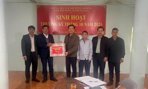 Đồng chí Trưởng Ban Tuyên giáo và Dân vận Tỉnh uỷ dự sinh hoạt Chi bộ bản Nậm Cung, xã Mường Khoa