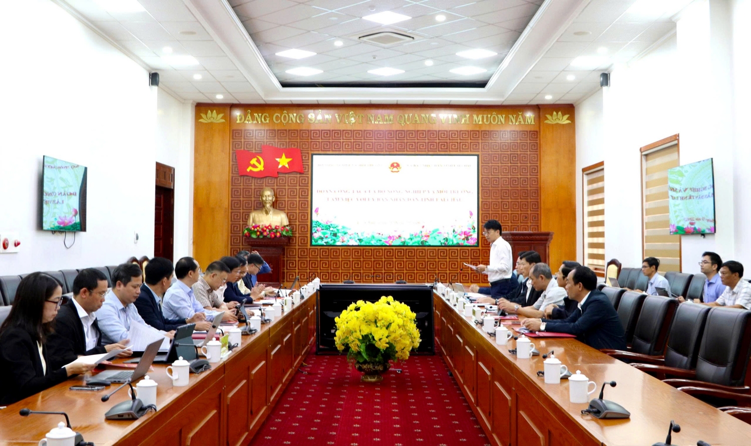 Quang cảnh buổi làm việc