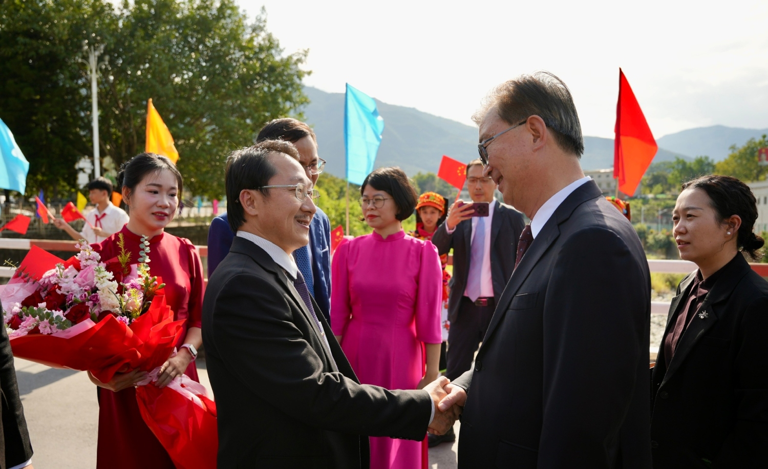 Đồng chí Sùng A Hồ - Phó Bí thư Thường trực Tỉnh ủy, Chủ tịch Ủy ban Mặt trận Tổ quốc Việt Nam tỉnh đón Đoàn Đại biểu tỉnh Vân Nam