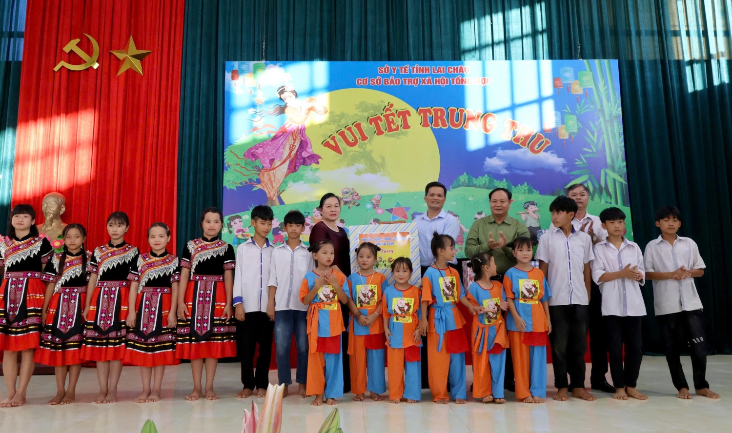 Đồng chí Lê Minh Ngân - Bí thư Tỉnh ủy tặng quà trung thu cho các cháu tại Cơ sở Bảo trợ xã hội tổng hợp tỉnh