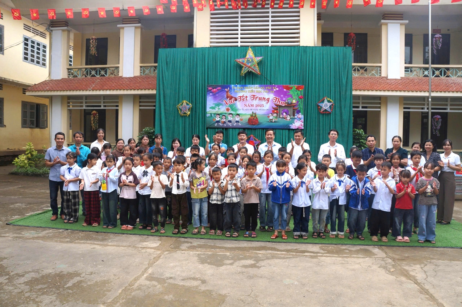 Đồng chí Lê Đức Dục - Ủy viên Ban Thường vụ Tỉnh uỷ, Trưởng Ban Tuyên giáo và Dân vận Tỉnh uỷ, đại diện lãnh đạo xã chụp ảnh cùng thầy và trò Trường Tiểu học Pắc Ta