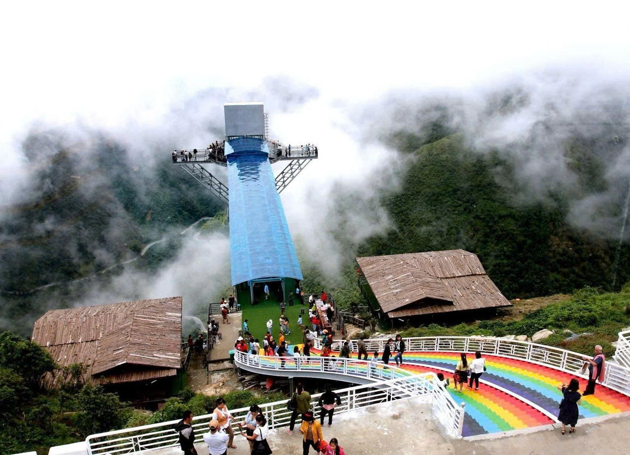 Khu du lịch Cầu kính Rồng mây thuộc địa phận xã Bình Lư thu hút đông đảo du khách đến tham quan trải nghiệm