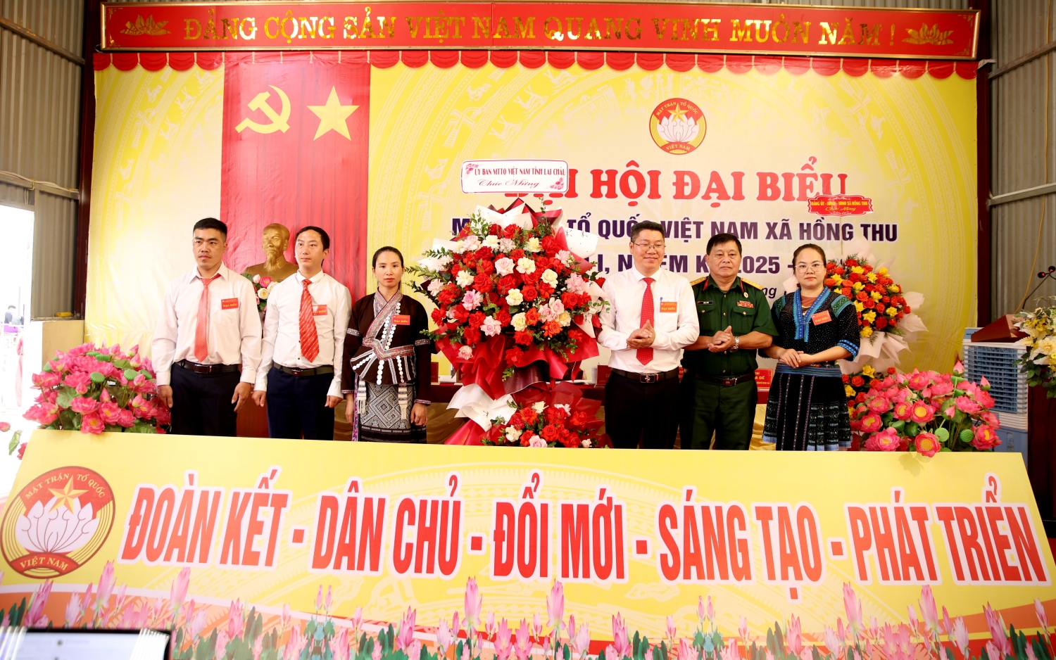 Đồng chí Mùa A Trá - Phó Chủ tịch Ủy ban MTTQ Việt Nam, Chủ tịch Hội Cựu chiến binh tỉnh tăng hoa chúc mừng Đại hội