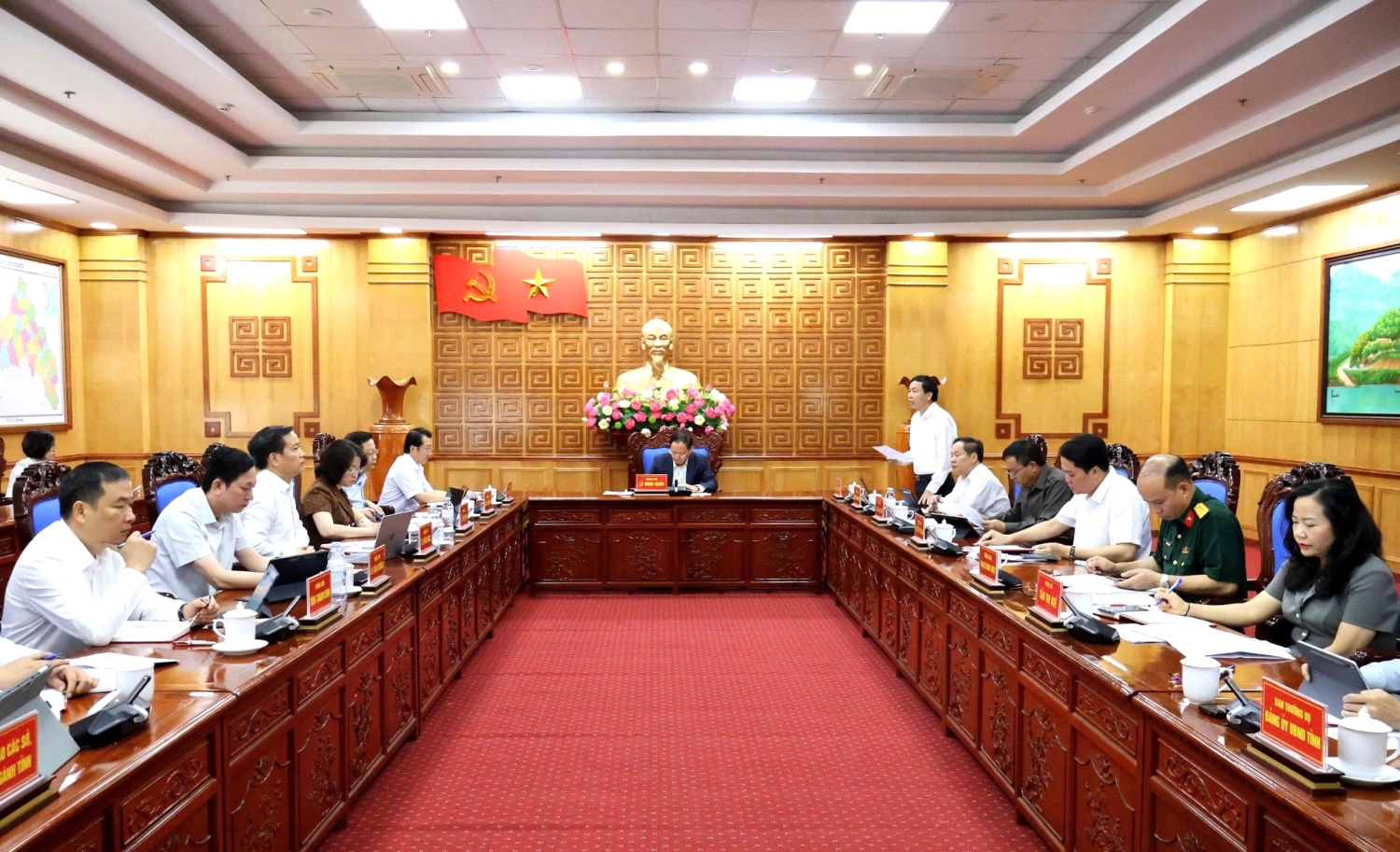 Quang cảnh buổi làm việc