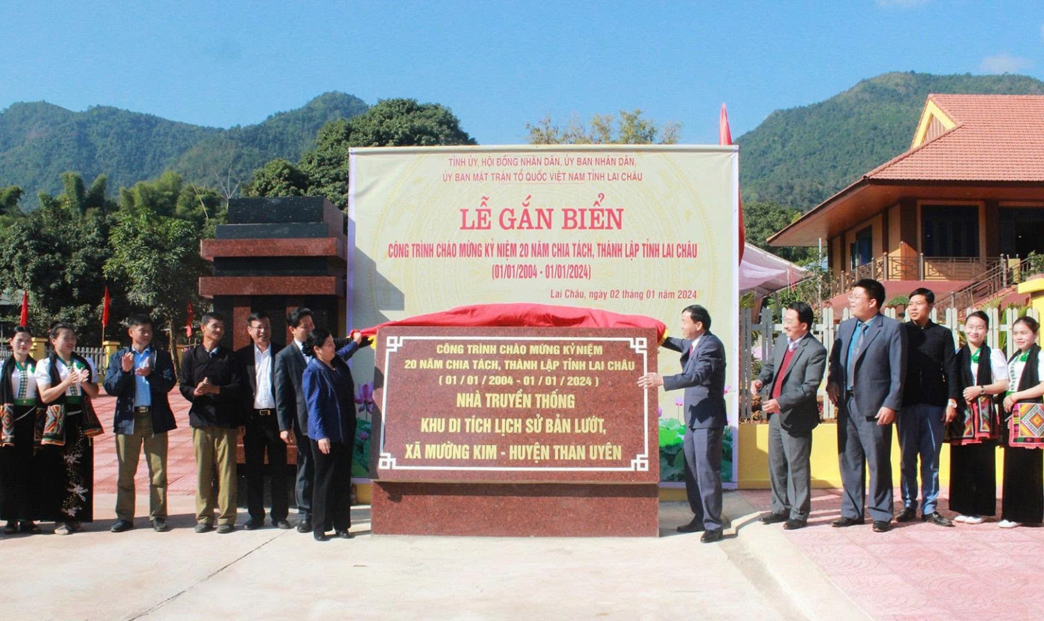 Các đồng chí lãnh đạo thực hiện nghi lễ gắn biển công trình Nhà truyền thống khu di tích lịch sử bản Lướt - nơi thành lập Chi bộ Đảng đầu tiên của Đảng bộ tỉnh Lai Châu