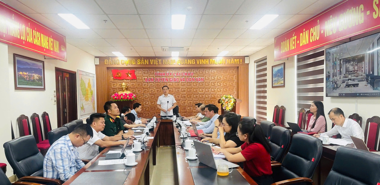 Quang cảnh cuộc họp