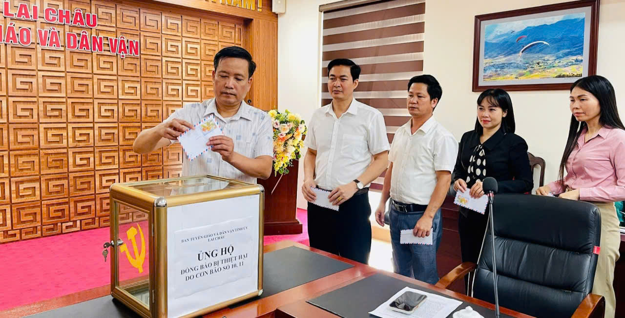 Các đồng chí lãnh đạo Ban, cán bộ công chức tham gia ủng hộ