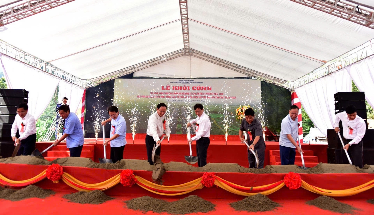 Các đồng chí lãnh đạo tỉnh thực hiện nghi thức khởi công Dự án Đường tránh xã Tân Uyên có tổng mức đầu tư 100 tỷ đồng, từ nguồn ngân sách Trung ương - Đây là dự án trọng điểm của tỉnh trong giai đoạn 2024-2026