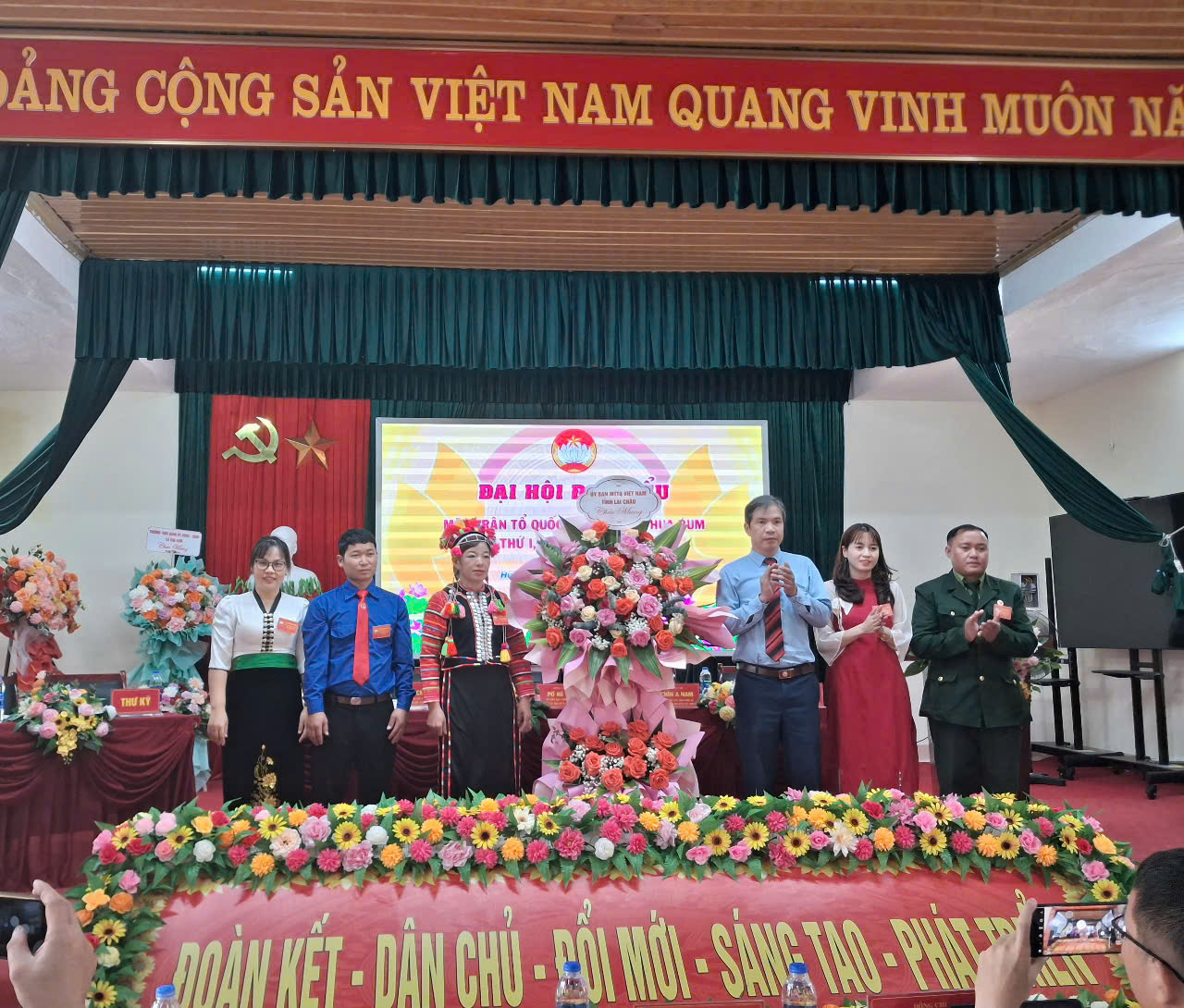 Đồng chí Hoàng Kiều Anh - Phó Chủ tịch Ủy ban MTTQ Việt Nam tỉnh tặng hoa chúc mừng Đại hội