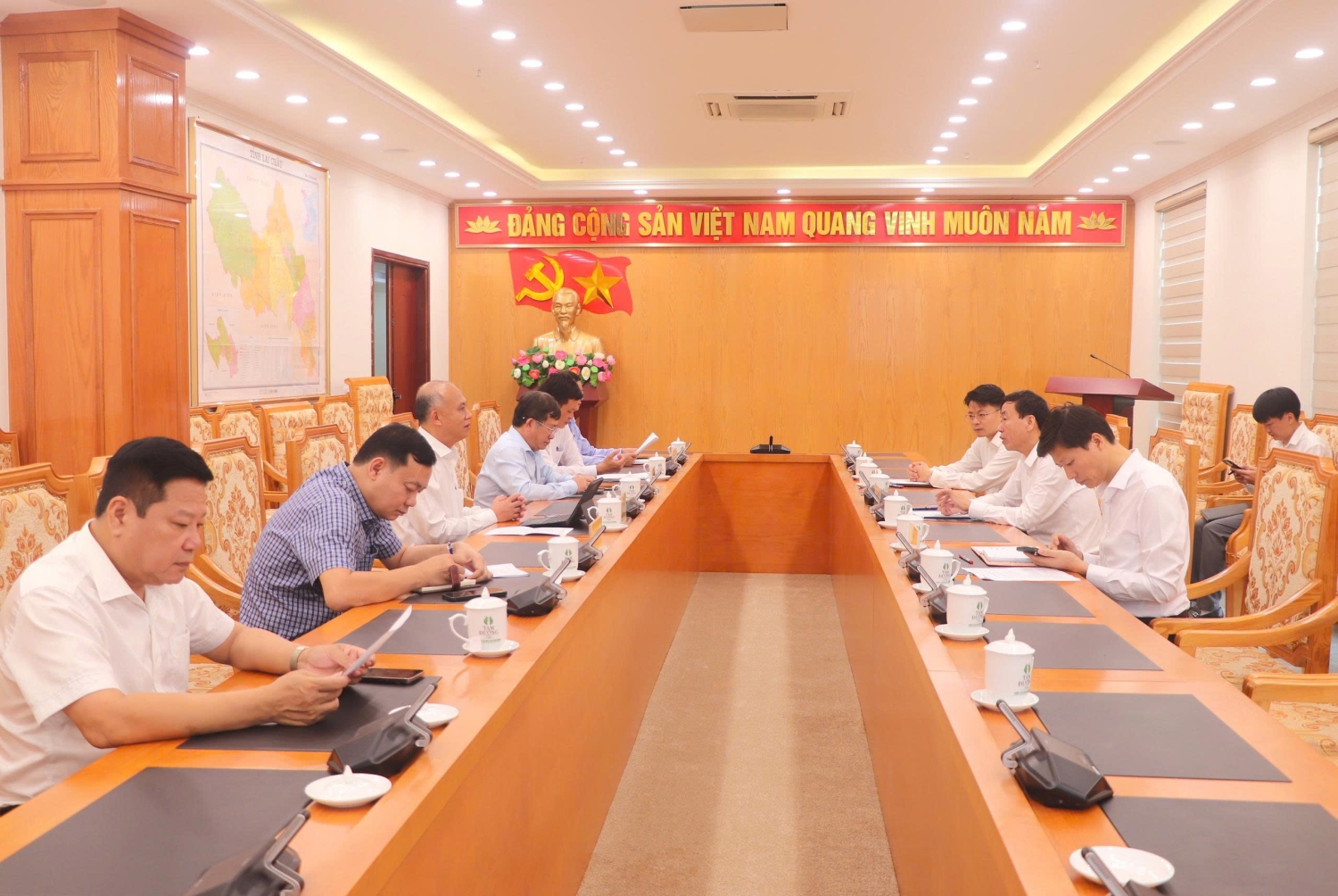 Quang cảnh buổi làm việc