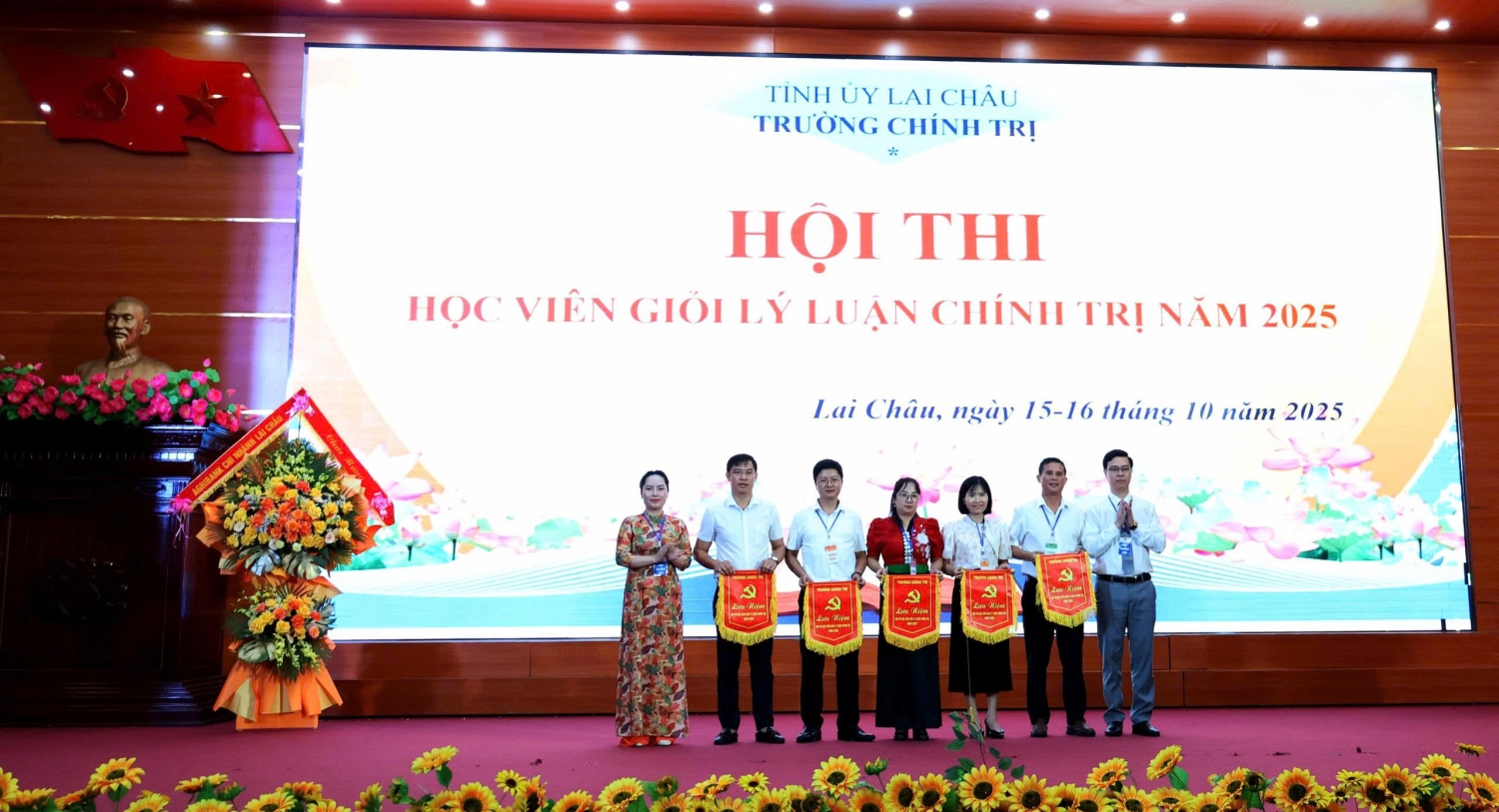 Các đồng chí trong Ban Giám hiệu Trường Chính trị tỉnh tặng cờ cho các Đoàn tham gia Hội thi