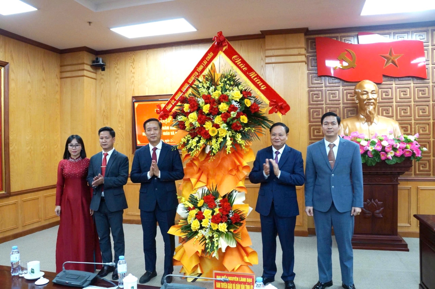 Đồng chí Lê Minh Ngân - Bí thư Tỉnh uỷ tặng hoa chúc mừng Ngành Tuyên giáo và Dân vận