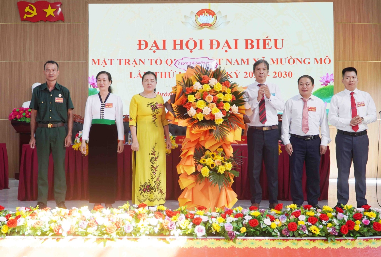 Đồng chí Hoàng Kiều Anh - Phó Chủ tịch Thường trực Ủy ban MTTQ Việt Nam tỉnh tặng hoa chúc mừng Đại hội