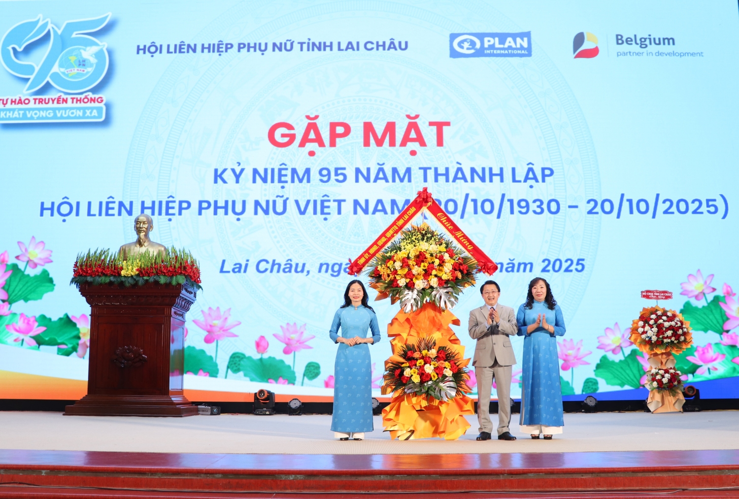 Đồng chí Sùng A Hồ - Phó Bí thư Thường trực Tỉnh ủy, Chủ tịch Ủy ban MTTQ Việt Nam tỉnh tặng lẵng hoa chúc mừng tại buổi Gặp mặt