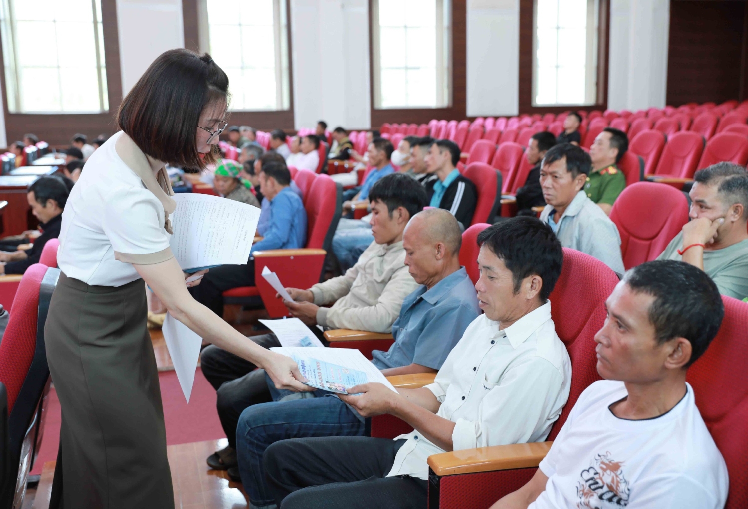 Ban Tổ chức hội nghị phát tờ rơi tuyên truyền pháp luật