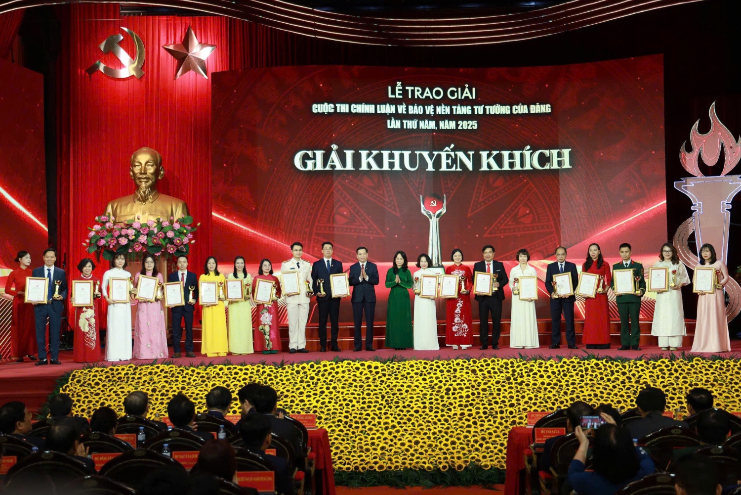 Nhóm tác giả Phạm Hồng Trường, Nguyễn Thị Chanh (Văn phòng UBND tỉnh) đoạt giải Khuyến khích tại Cuộc thi