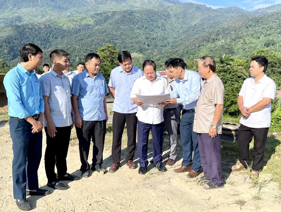 Đồng chí Tống Thanh Hải - Ủy viên Ban Thường vụ Tỉnh uỷ, Phó Chủ tịch Thường trực UBND tỉnh và Đoàn công tác kiểm tra và nghe các đơn vị báo cáo tiến độ thực hiện dự án