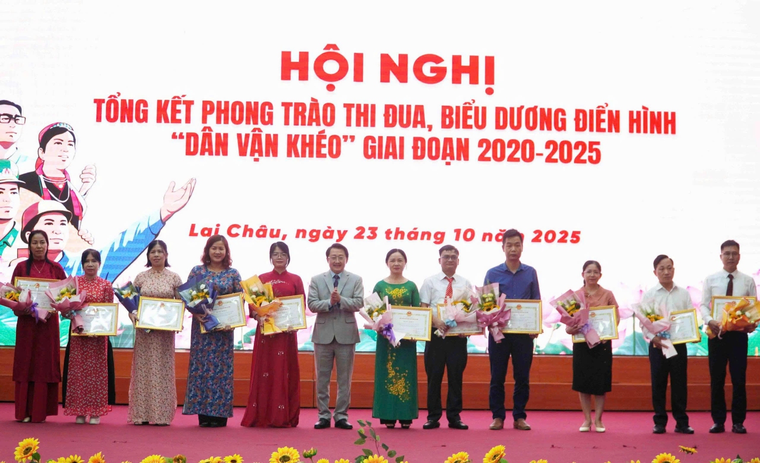 Đồng chí Sùng A Hồ - Phó Bí thư Thường trực Tỉnh ủy, Chủ tịch Ủy ban Mặt trận Tổ quốc Việt Nam tỉnh trao Bằng khen cho các tập thể