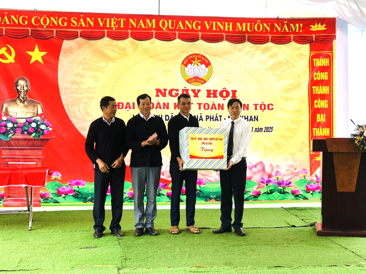 Đồng chí Lê Văn Lương - Phó Bí thư Tỉnh ủy, Chủ tịch UBND tỉnh tặng quà cho liên khu dân cư Nà Phát - Nà Khan