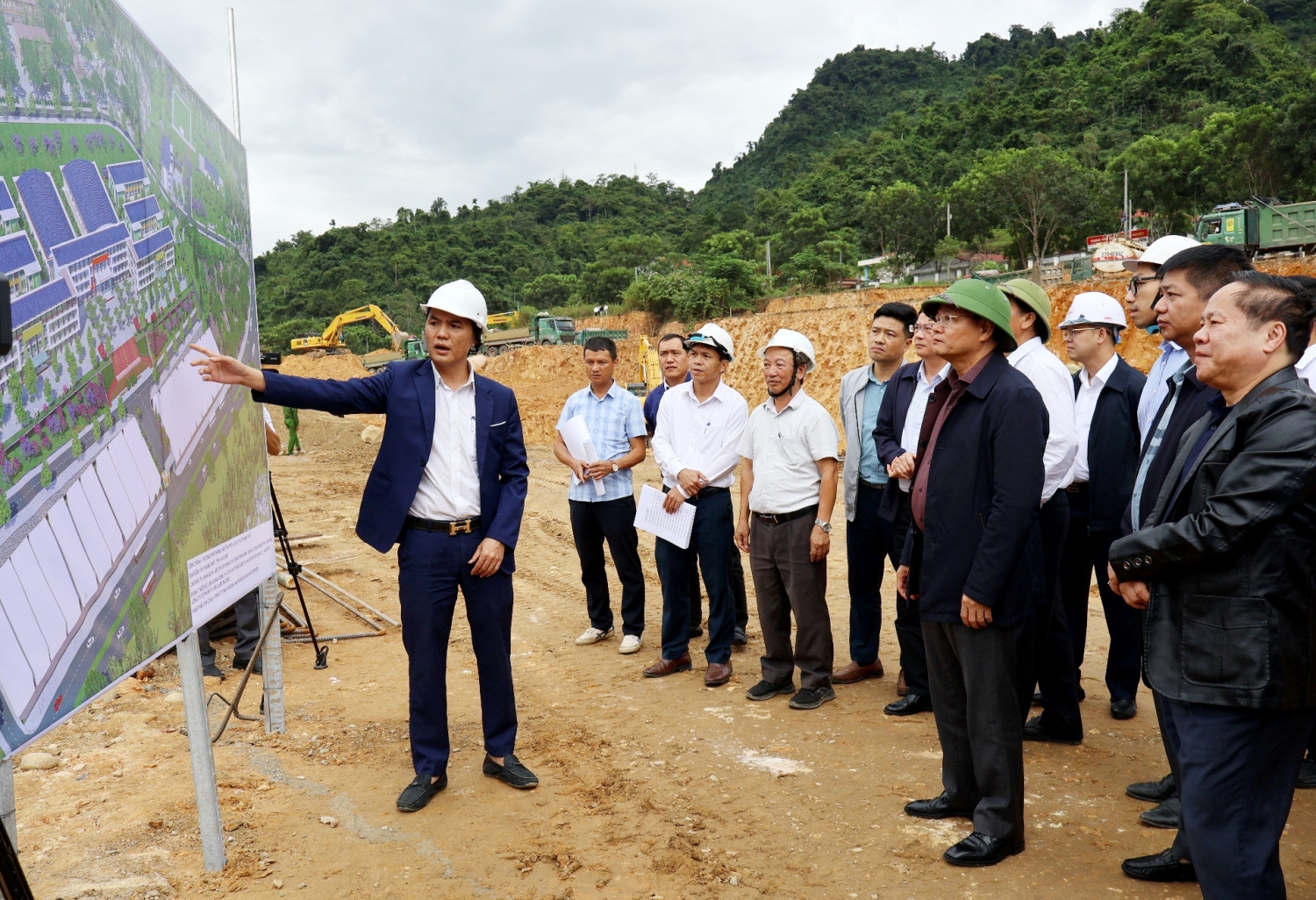 Lãnh đạo đơn vị chủ đầu tư thuyết minh phối cảnh dự án cho đồng chí Bí thư Tỉnh uỷ Lê Minh Ngân cùng Đoàn công tác nắm thông tin, tình hình, tiến độ