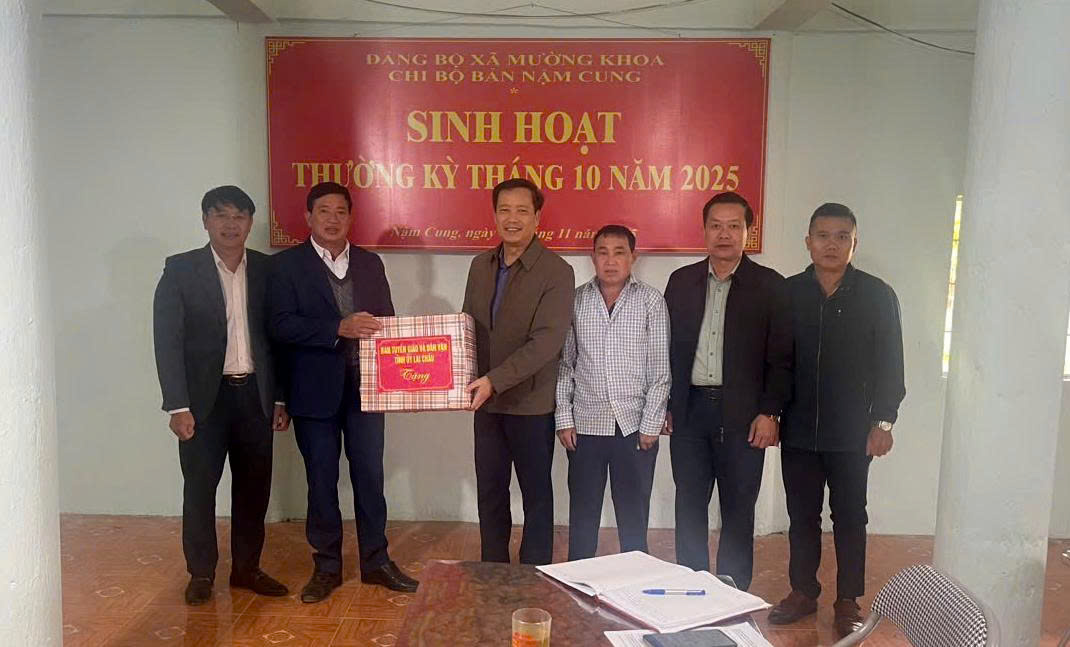 Đồng chí Lê Đức Dục - Ủy viên Ban Thường vụ Tỉnh uỷ, Trưởng Ban Tuyên giáo và Dân vận Tỉnh ủy đã tặng quà chi bộ bản Nậm Cung